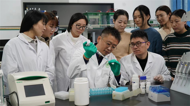 Science封面文章:欧宝电竞平台金丝猴研究团队首次系统揭示灵长类社会演化之谜_fororder_齐晓光正在做实验,右侧为武进伟,左一为赵兰
